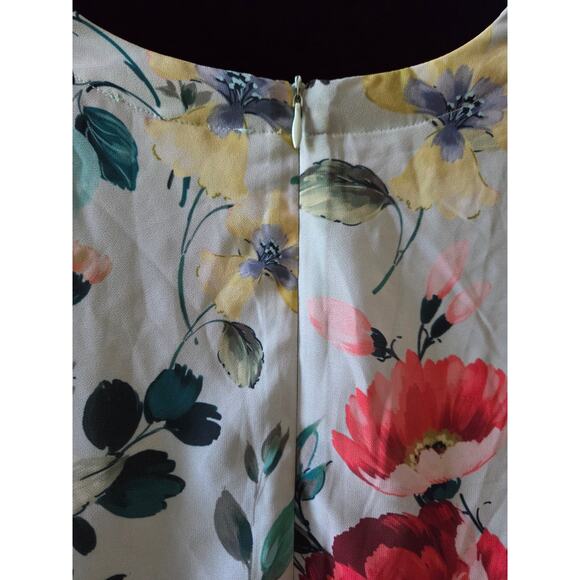 Yumi Kim Floral Lightweight Flowy V neck Romper size small - Picture 5 of 5